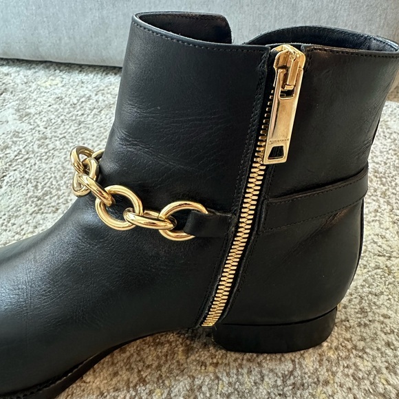 Burberry Tibbenham black ankle boot with gold chain ✨ - Picture 3 of 5